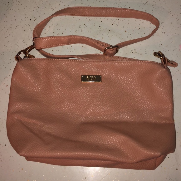 BCBG Handbags - BCBG CROSS BODY 👛